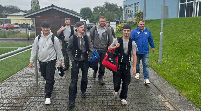 Bild von Dachdecker-Fußballmannschaft von Patrick Gottlieb auf dem Weg zum Training