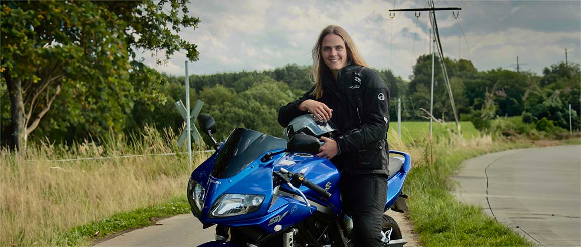 Bild von Dachdeckerin Janina Müller mit ihrem Motorrad