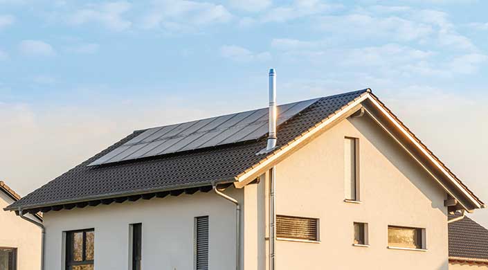 Bild von Einfamilienhaus mit PV-Anlage auf dem Dach