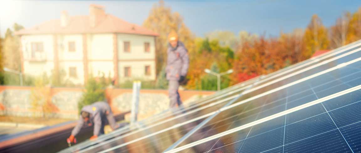 Bild von Dachdeckern mit Solarpanel