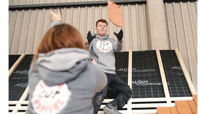 Bild von Teilnehmern des Hoernschemeyer Young Roofers Cup beim Dachziegelwerfen