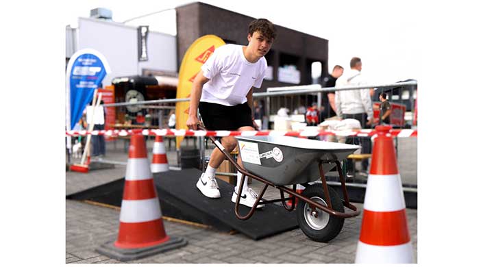 Bild von Teilnehmer des Hoernschemeyer Young Roofers Cup beim Schubkarrenrennen