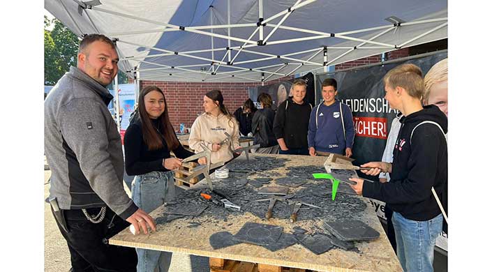 Bild von Denis Dol beim Scieferschlagen an der Schule