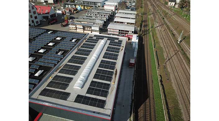 Bild von Dach der Halle der DE Süd Mannheim mit PV-Anlage von Struwe