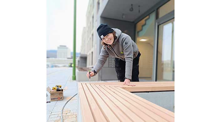 Bild von Zimmerin Jana Schall bei der Arbeit an ihrem Gartenbank-Projekt