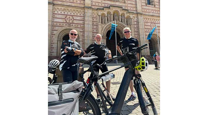 Bild von Dachdeckermeistern auf ihren Fahrrädern