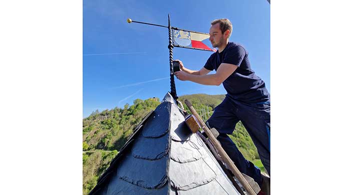 Bild von Mitarbeiter von Dachdeckermeister Oliver Reiner mit Dachfahne