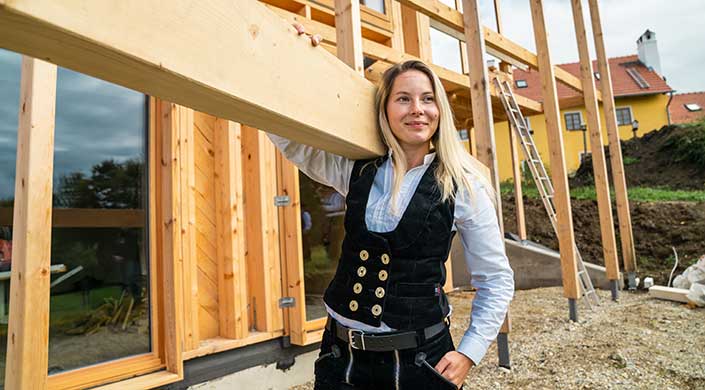 Bild von Zimmerin Hannah Scheuer aka Holzbau Tussi auf der Baustelle