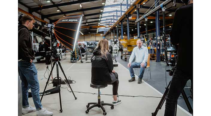 Bild von Mitarbeitern der Firma Stork Media bei einem professionellen Interview