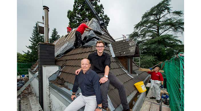 Bild von Firmeninhabern und Team von Jacobi Dächer & Gerüste auf dem Dach