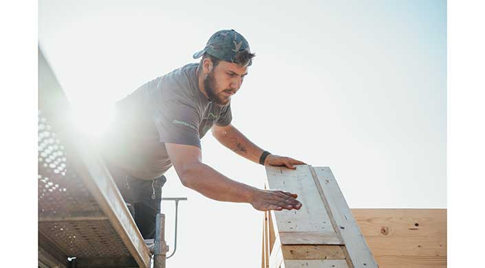 Bild von Dachdecker bei Arbeiten auf dem Dach