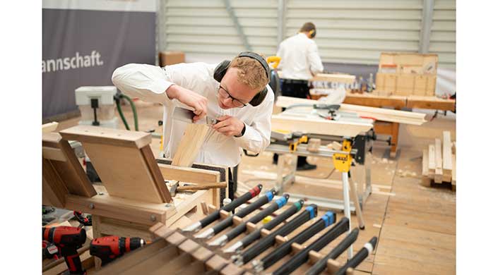 Bild von Zimmerer-Geselle Linus Großhardt beim Training