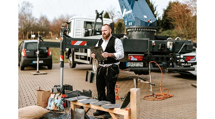 Bild von Dachdeckermeister Dominik Nöcker auf der Baustelle