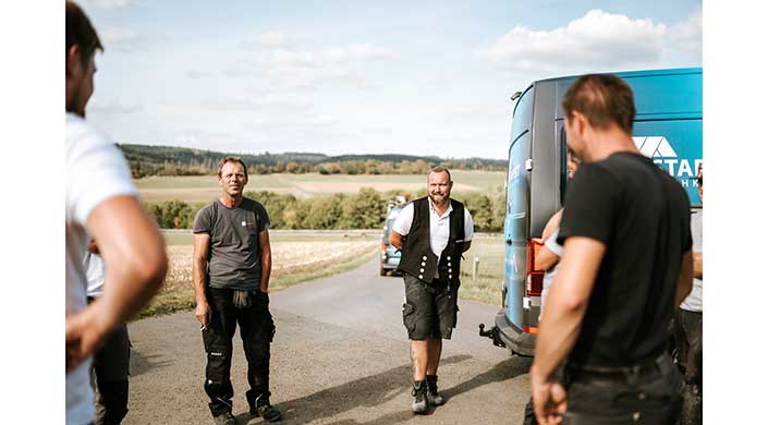 Bild von Dachdeckermeister Dominik Nöcker mit Team von Stappert Dachkonzepte