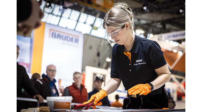 Dach-Influencer Chiara Monteton auf dem Bauder-Messestand