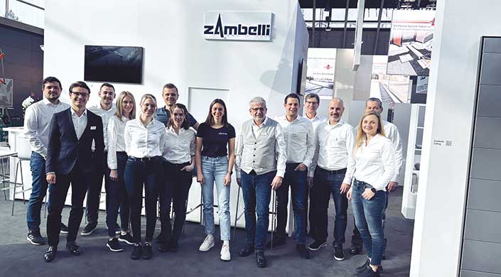 BIld von Dach-Influencer Jennifer Konsek mit dem Zambelli-Team