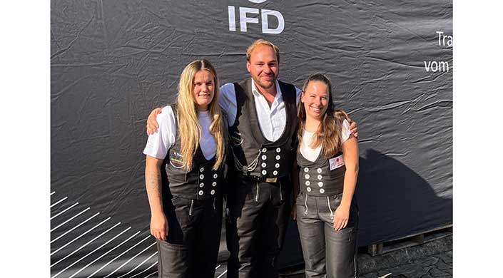 Bild von Flachdachteam für die Dachdecker-WM:  Jana Siedle und Nina Weber mit ihrem Trainer André Hauft