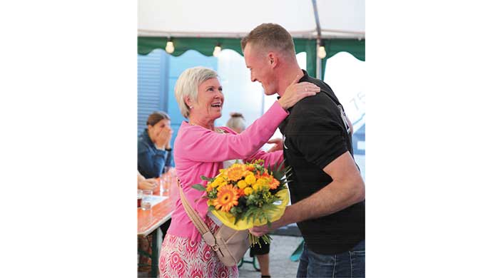 Bild von Max Ixkes mit seiner Mutter bei der Karl Stauch Jubiläumsfeier