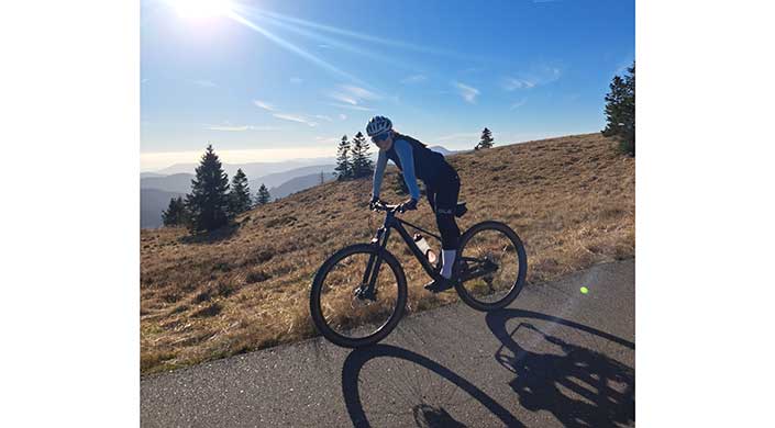 Bild von Dachdeckerin Jana Siedle beim Mountainbike fahren