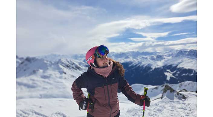 Bild von Dachdeckerin Jana Siedle beim Skifahren