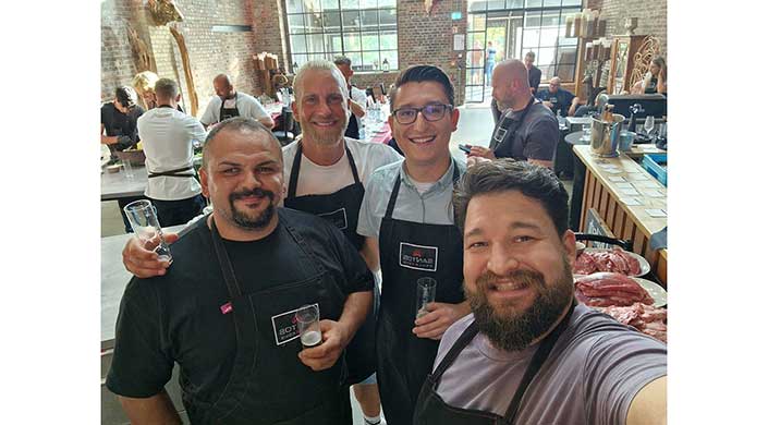 Bild von Team von Dachdecker Norman Adams bei einem Grillevent