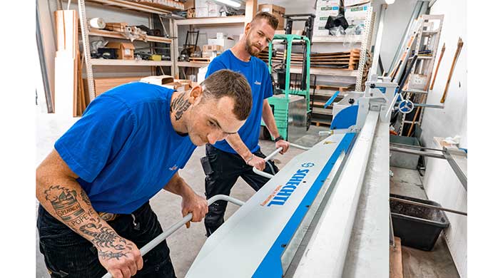 Bild von Mitarbeitern von Dachdecker Norman Adams in der Werkstatt