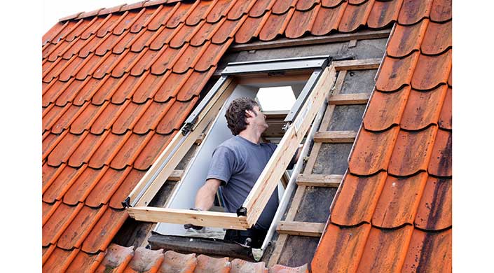 Bild von Dachdecker beim Dachfenster-Austausch