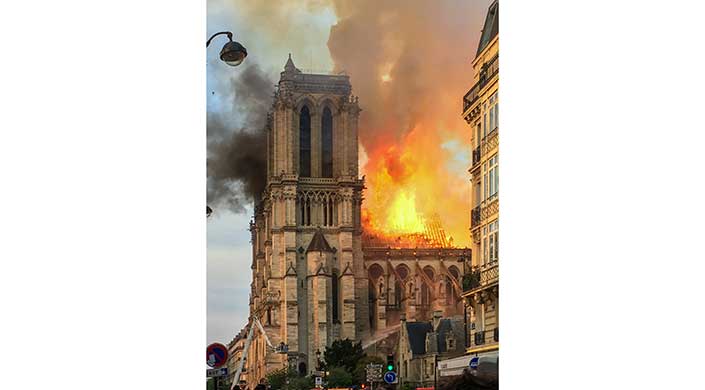 Bild von Notre-Dame in Flammen