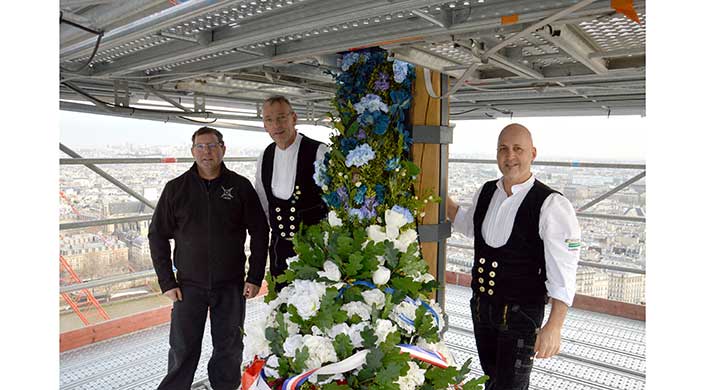 Bild von Patrick Jouenne, Andreas Beck und Georg Göppel an der Turmspitze von Notre-Dame