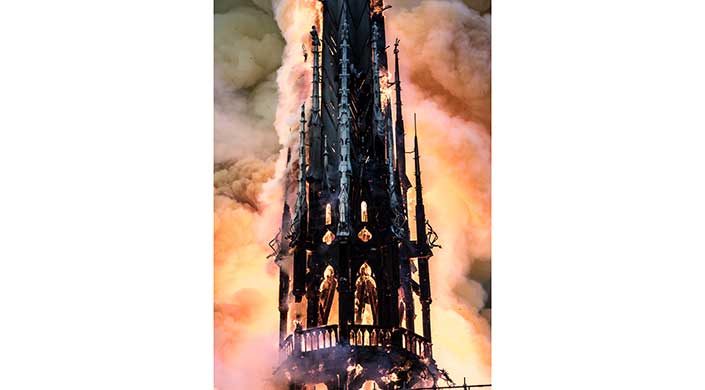 Bild von Turm von Notre-Dame in Flammen