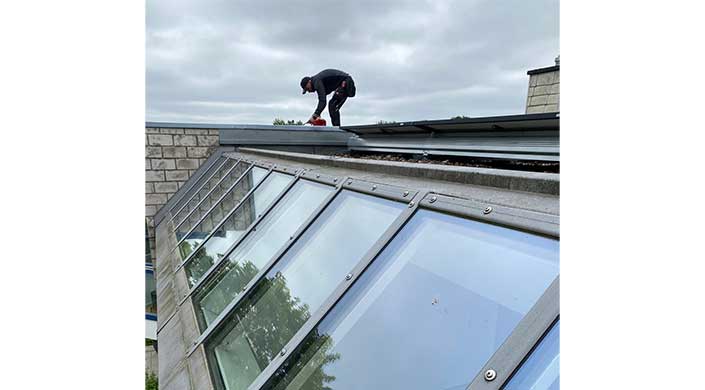 Bild von Mitarbeiter von Bödeker Bedachungen auf einem Flachdach
