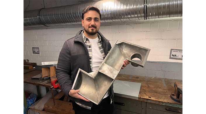 Bild von Dachdeckermeister Emre-Can Serce amit Metallarbeit in der Werkstatt
