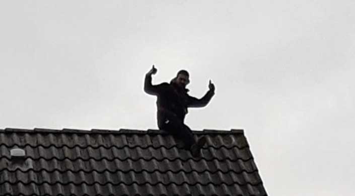 Bild von Dachdeckermeister Emre-Can Serce auf dem Dach