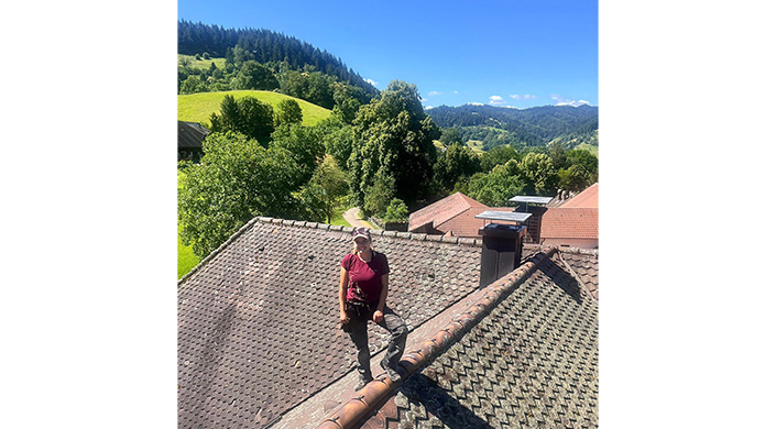 Bild von Dachdeckerin Leonie Schneider auf dem Dach