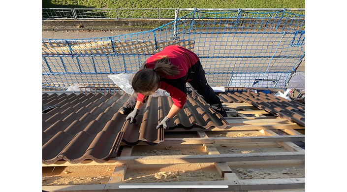 Bild von Dachdeckerin Leonie Schneider auf dem Dach