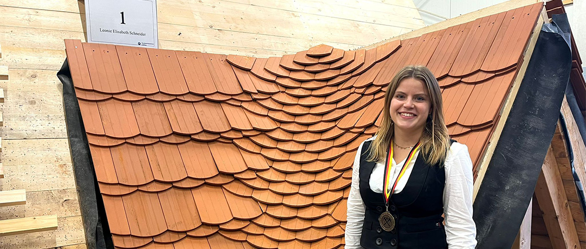 Bild von Leonie Schneider, Siegerin beim Bundeswettbewerb, vor ihrem Modell