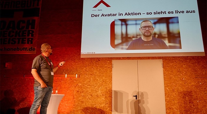 Bild von Jörg Sindermann auf der Bühne der PV.Academy