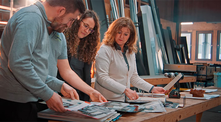 Bild von Dachdeckerin Madeleine Oster mit ihrem Bruder und ihrer Mutter
