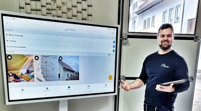 Bild von Andreas Mertl vor einem Monitor