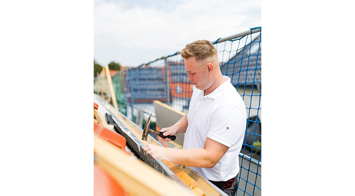 Bild von Dachdecker Christian Vogel auf dem Dach