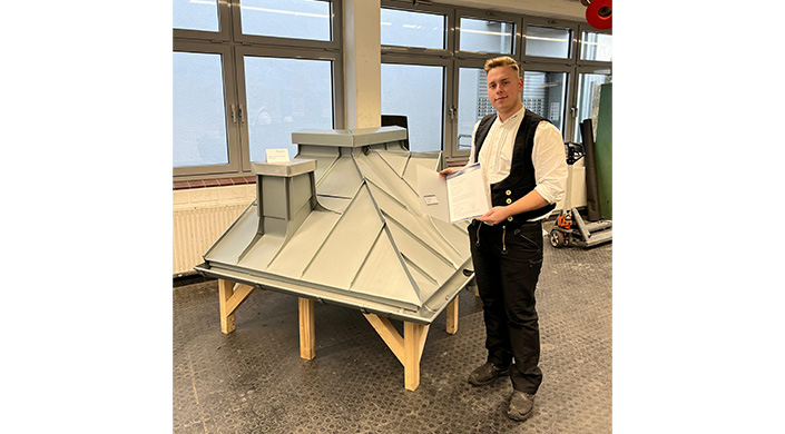 Bild von Dachdecker Christian Vogel mit seinem Meisterstück