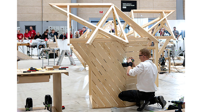 Bild von Linus Großhardt bei der Arbeit an seinem Modell an Tag drei der EuroSkills 2025