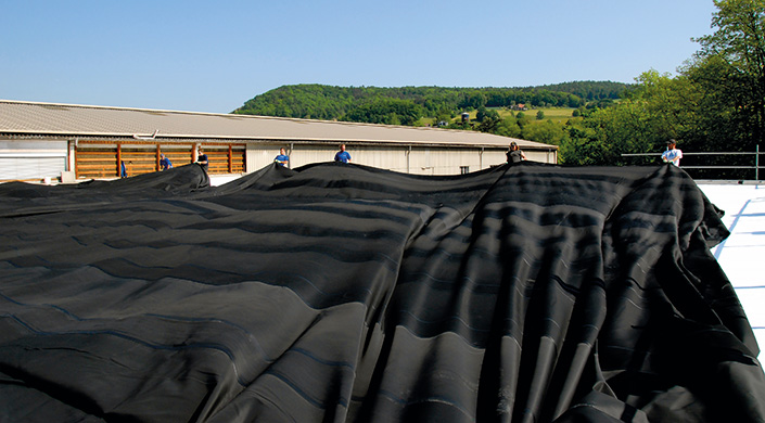 Bild von Mitarbeitern von Renker Bedachungen mit Carlisle Dachfolie auf dem Flachdach