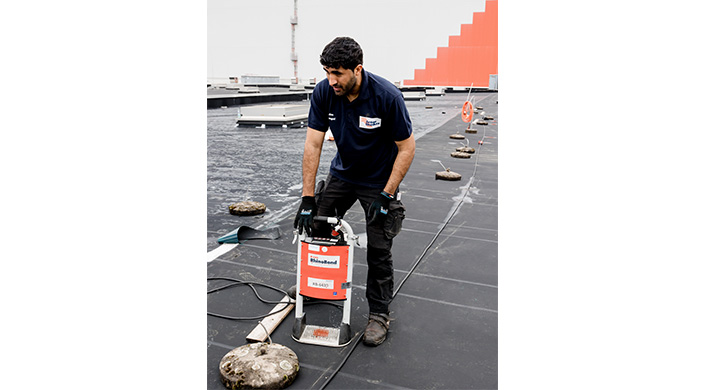 Bild von Mitarbeiter von Renker Bedachungen auf dem Flachdach