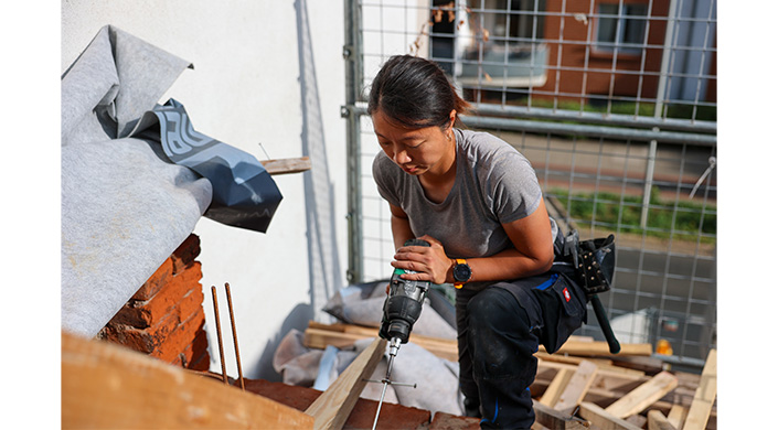Bild von Zimmerin Qinrui Li auf dem Dach
