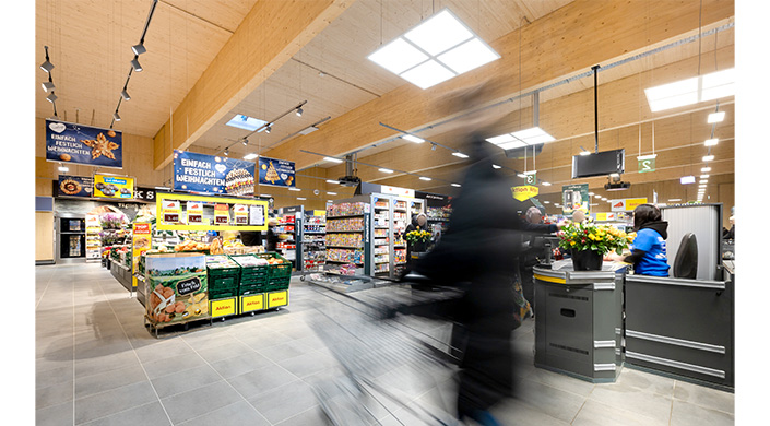 Bild von Innenansicht des Netto-Marktes mit Holzdecke