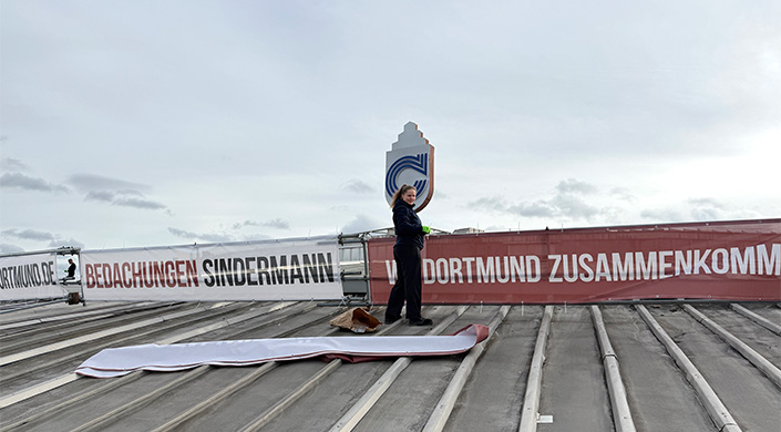 Bild von Mitarbeiterin von Sindermann auf dem Dach der Westfalenhalle
