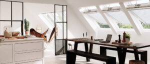 Modernes Esszimmer mit dunklem Holztisch, Bank und Stuhl. Mittagslicht fällt durch ein Fenster auf weiße Wände. Minimalistische Einrichtung.