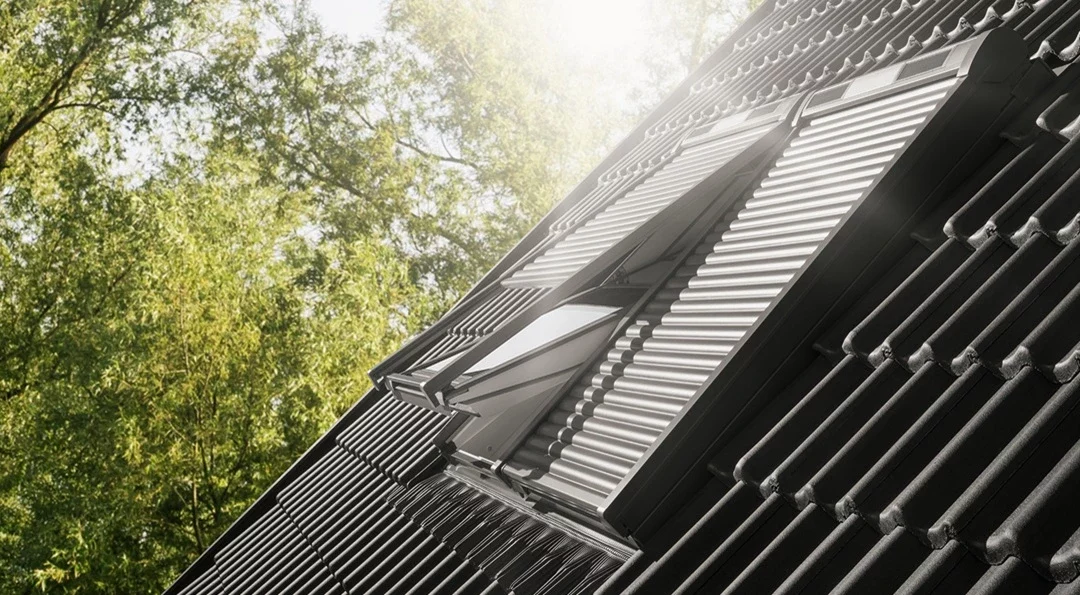 Neuer VELUX Rollladen: effizienterer Einbau, flexiblere Bedienung, robustere Konstruktion