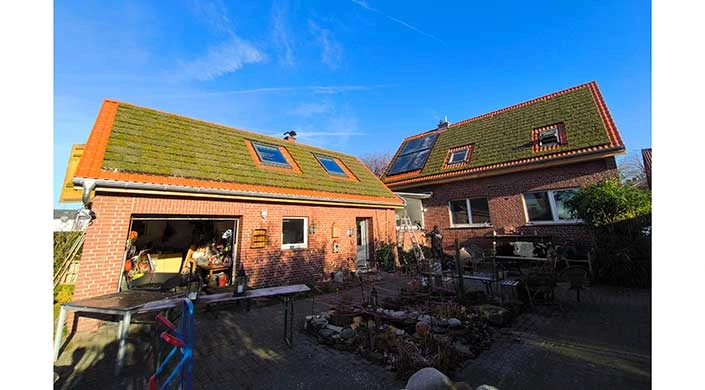 Ein Haus über Eck gebaut mit einem Gründach auf dem Steildach